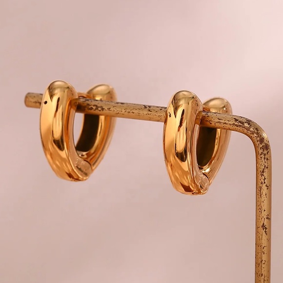 New 18K Chunky Hollow Heart Shape Huggies Earrings, cute Earrings, wow Earrings - Picture 5 of 8